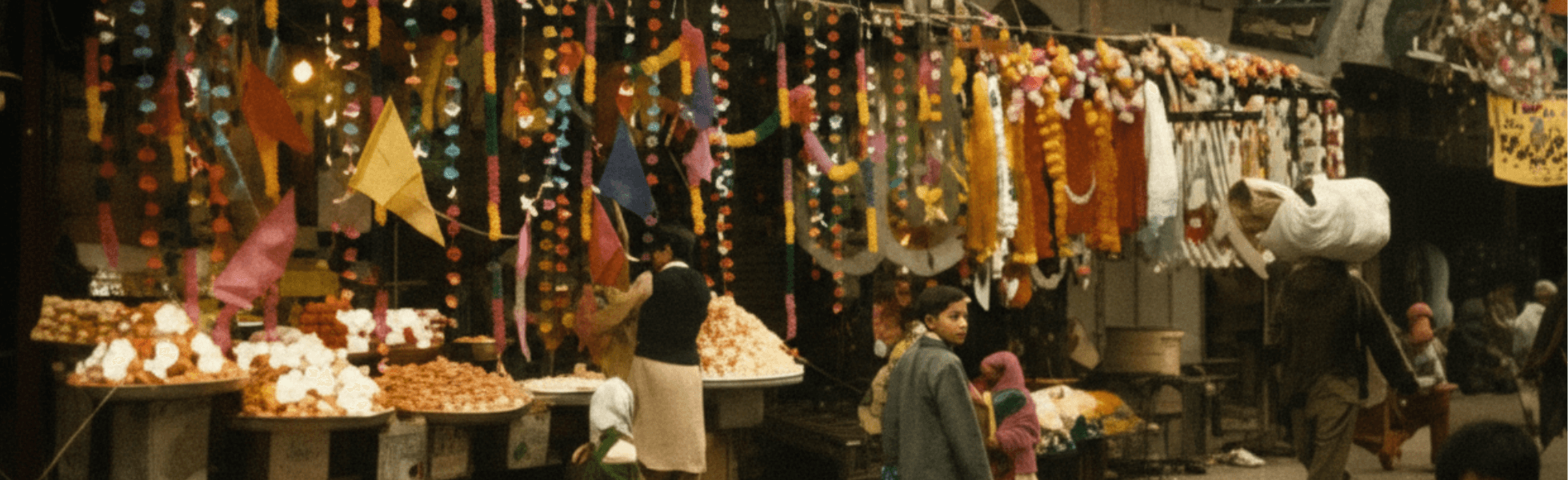 Wide banner view around Qissa Khwani Bazaar showing bazar corridors and qissa khawani restaurant area, Qissa Khwani Bazaar Peshawar map-style landmark view near Khyber Bazar with local food like Kabli Pulao and kheer
