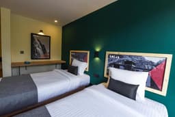 Luxury twin bedroom with lake view in Skardu, Twin beds room with mountain view at Katpana Retreat