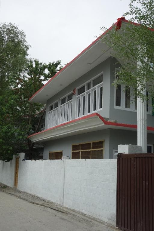 Hotel exterior in Skardu in a quiet area, Alpen Hotel Skardu building view with parking access