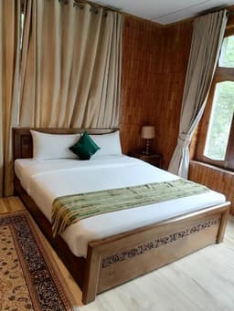 deluxe double bedroom in Skardu guest house, Royal Guest House Aliabad room interior