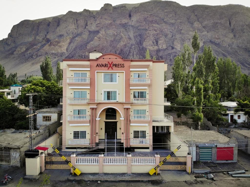 Hotel exterior with huge mountains behind in Skardu, Avari Xpress Skardu outside view